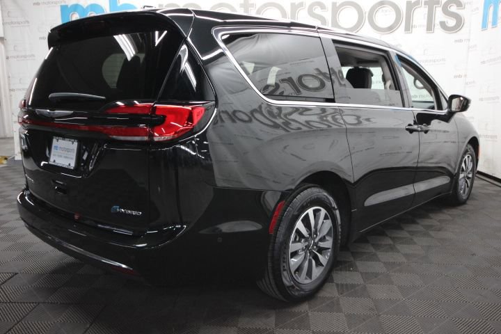 Used 2023 Chrysler Pacifica Touring-L image 8