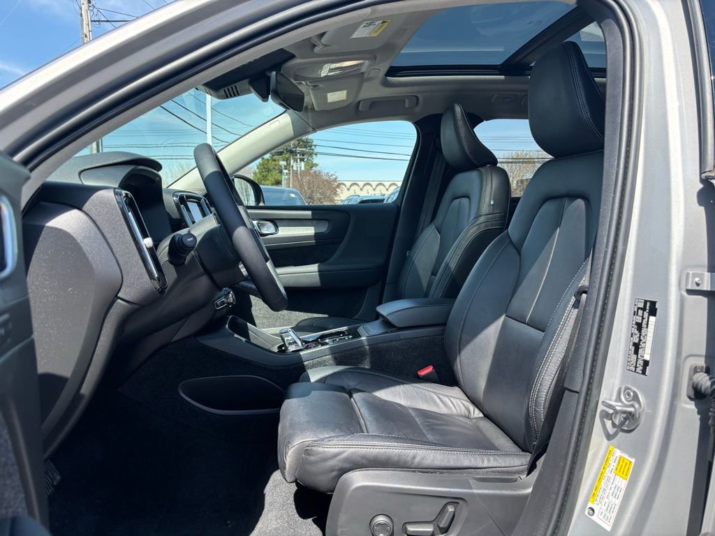 Used 2023 Volvo XC40 B5 Plus w/ Driver Assist Package AWD/4WD image 17