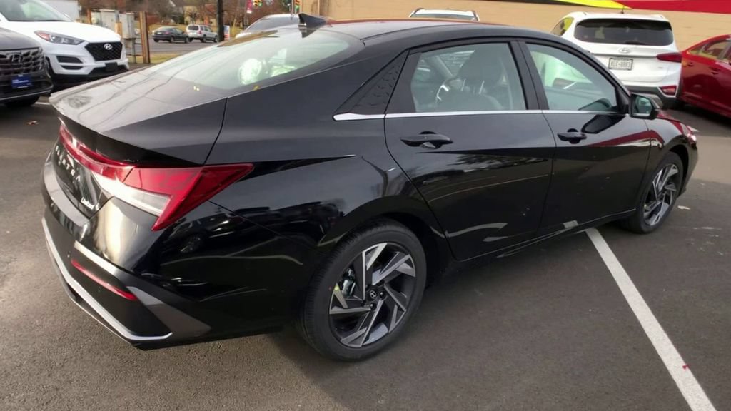 New 2025 Hyundai Elantra Limited FWD image 9