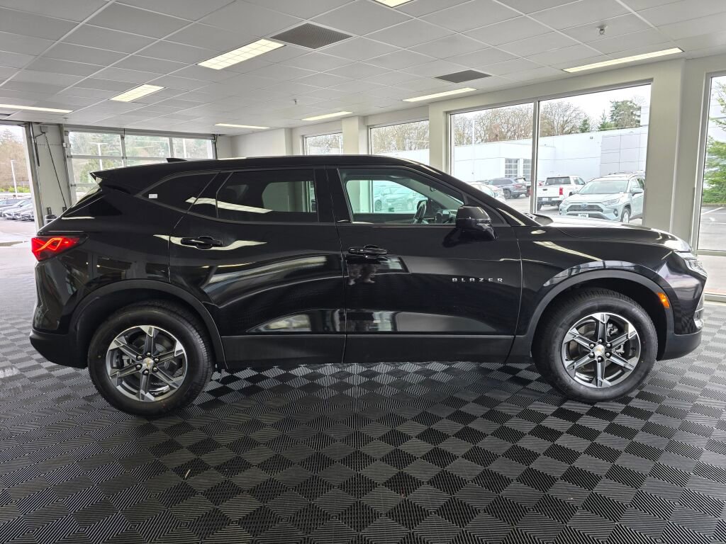 Used 2025 Chevrolet Blazer LT image 3