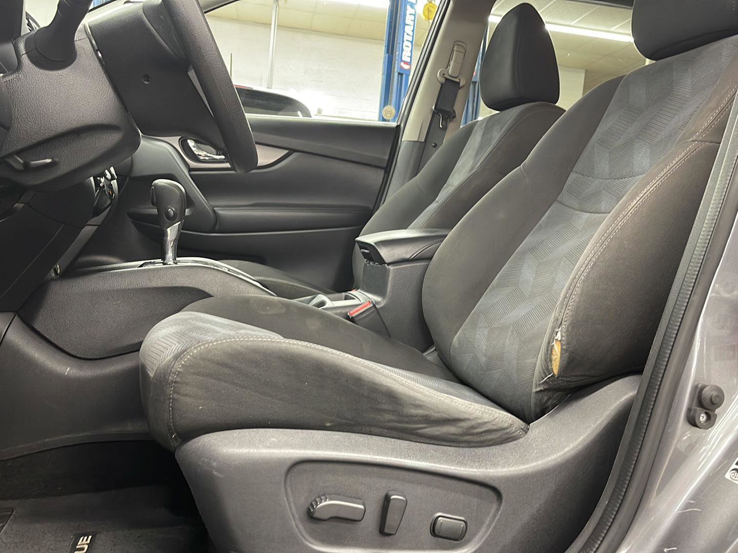 Used 2016 Nissan Rogue SV image 11