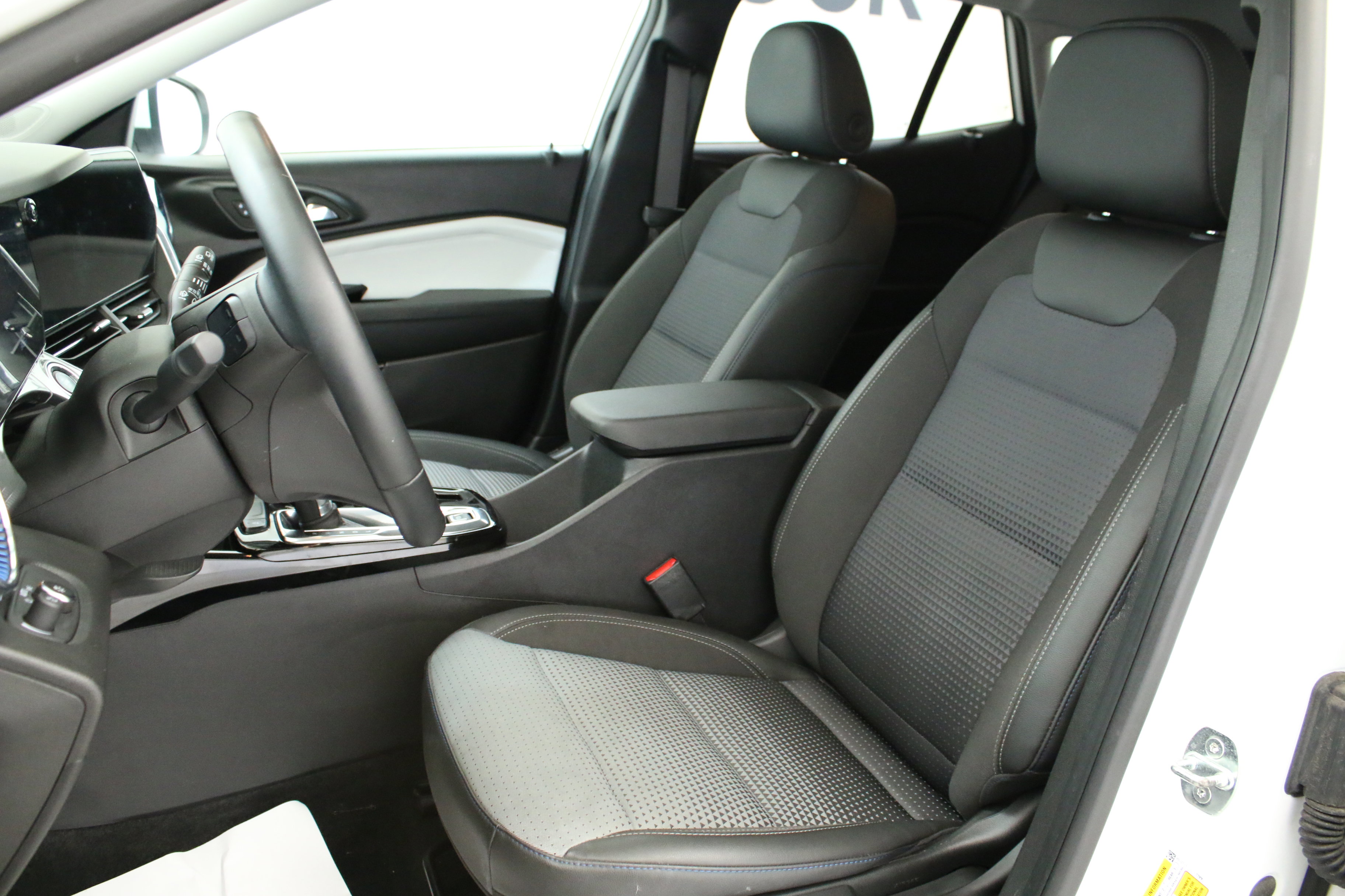 Used 2024 Chevrolet Trax LT w/ LT Convenience Package FWD image 18
