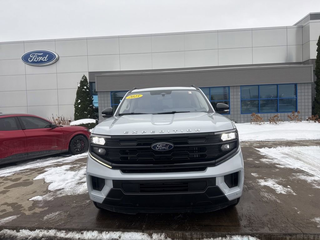 Used 2025 Ford Expedition Active image 2