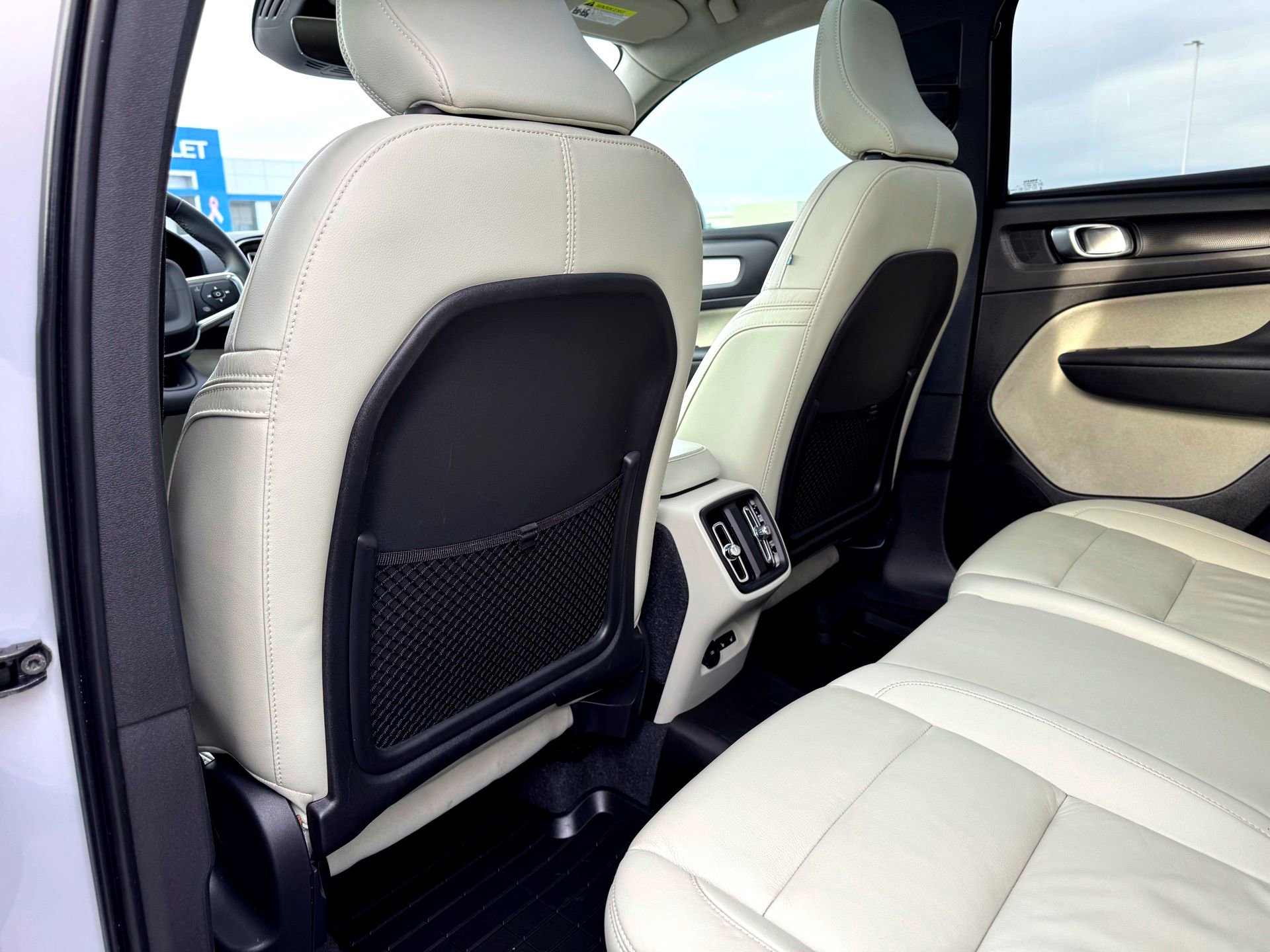 Used 2022 Volvo XC40 T5 Momentum w/ Premium Package image 18