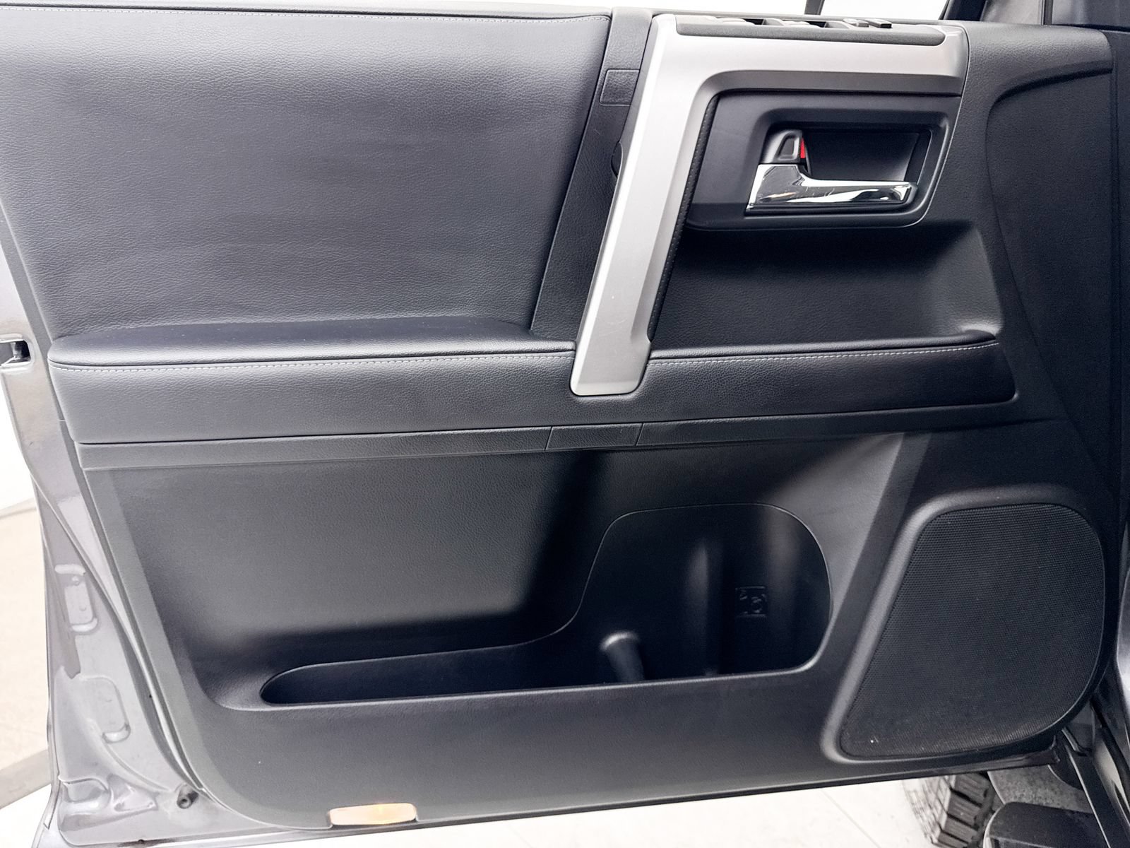 Used 2020 Toyota 4Runner SR5 AWD/4WD image 25