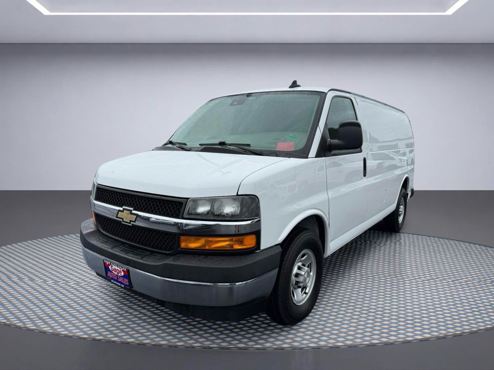 Used 2021 Chevrolet Express 3500 w/ Driver Convenience Package RWD image 2