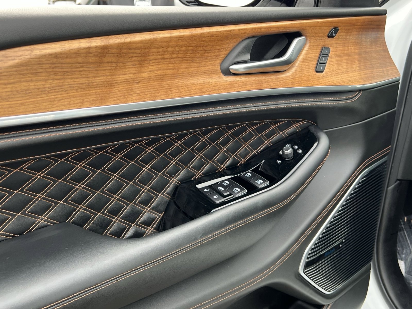 Used 2025 Jeep Grand Cherokee L Summit image 15