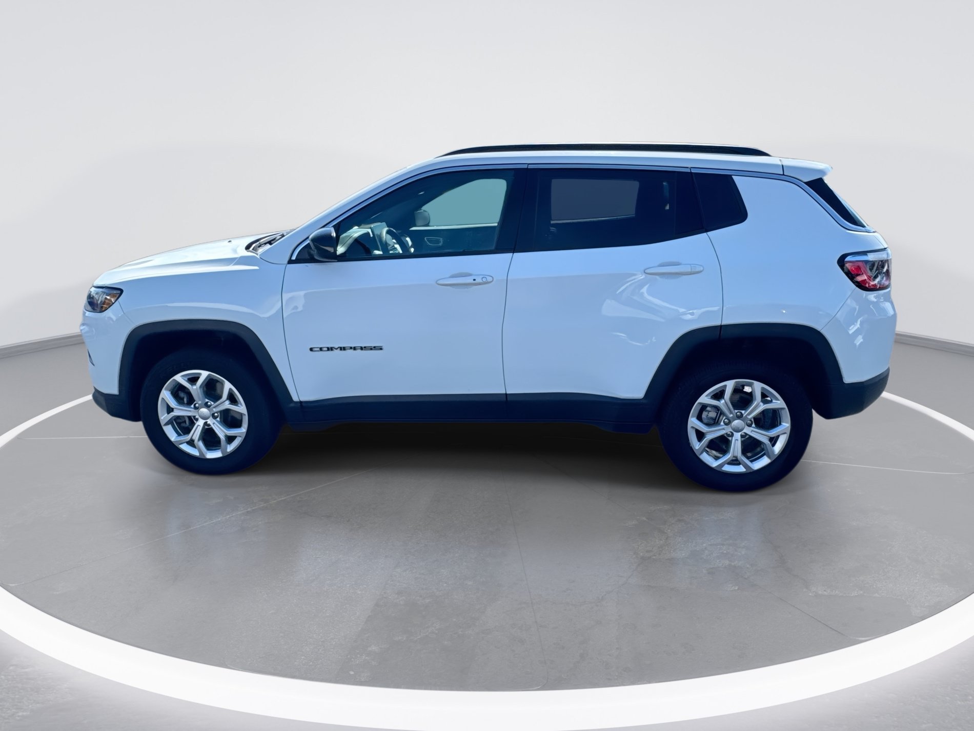 Used 2024 Jeep Compass Latitude AWD/4WD image 7