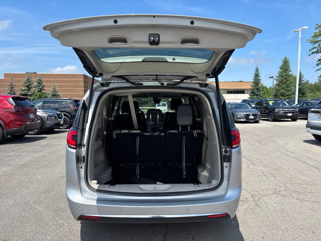 Used 2024 Chrysler Pacifica Touring-L FWD image 6