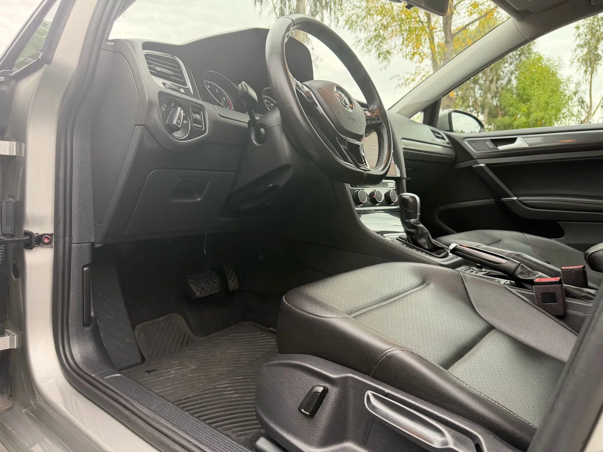 Used 2018 Volkswagen Golf SE image 10