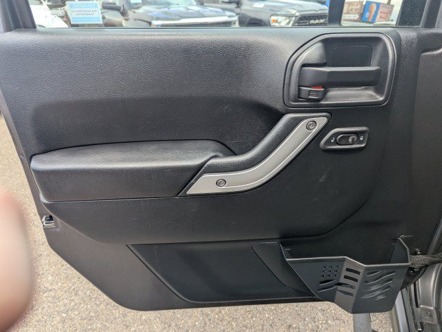 Used 2017 Jeep Wrangler Unlimited Rubicon w/ Connectivity Group AWD/4WD image 9