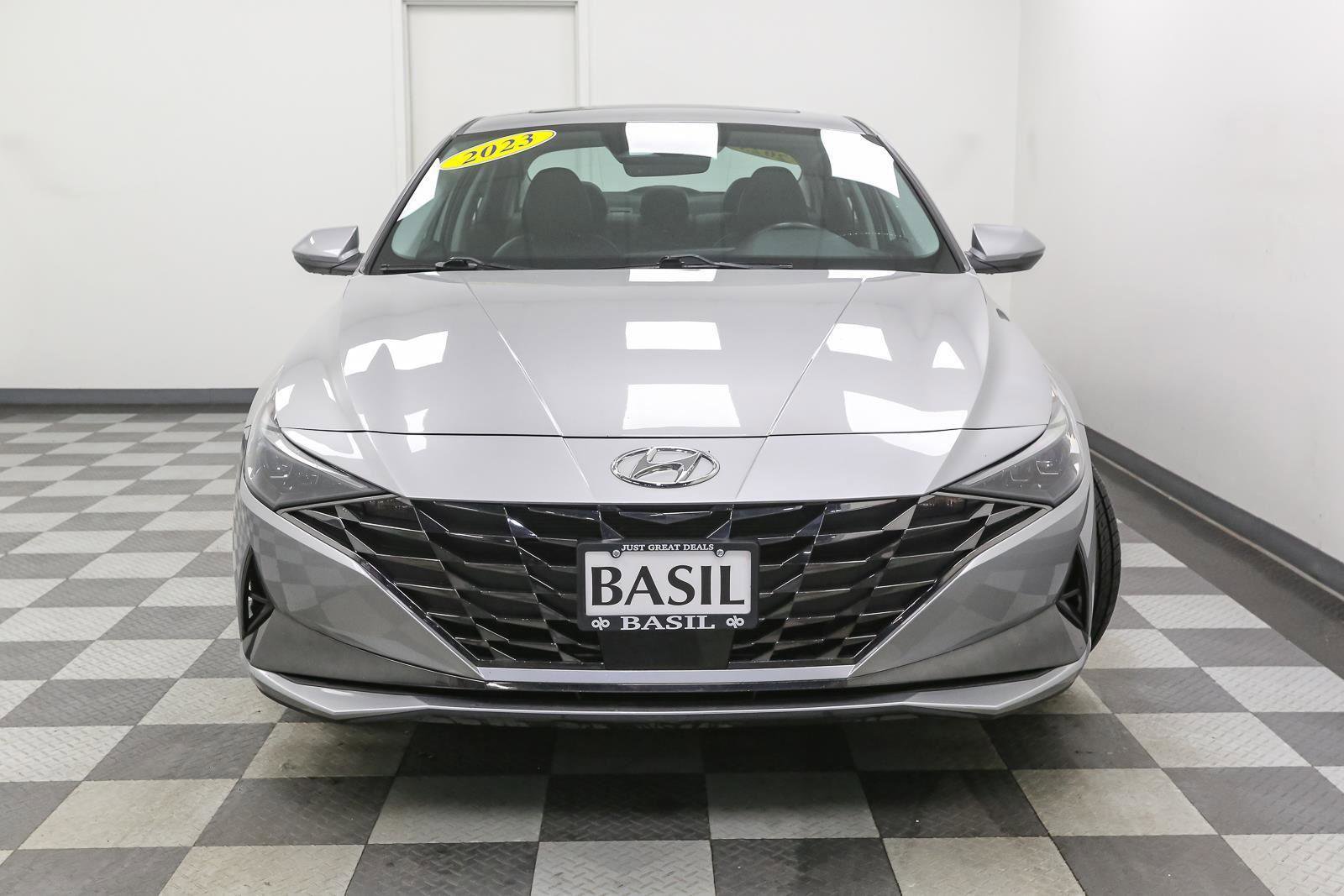 Used 2023 Hyundai Elantra Limited FWD image 3