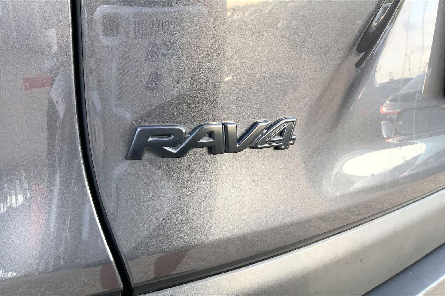 Used 2022 Toyota RAV4 XLE Premium FWD image 31