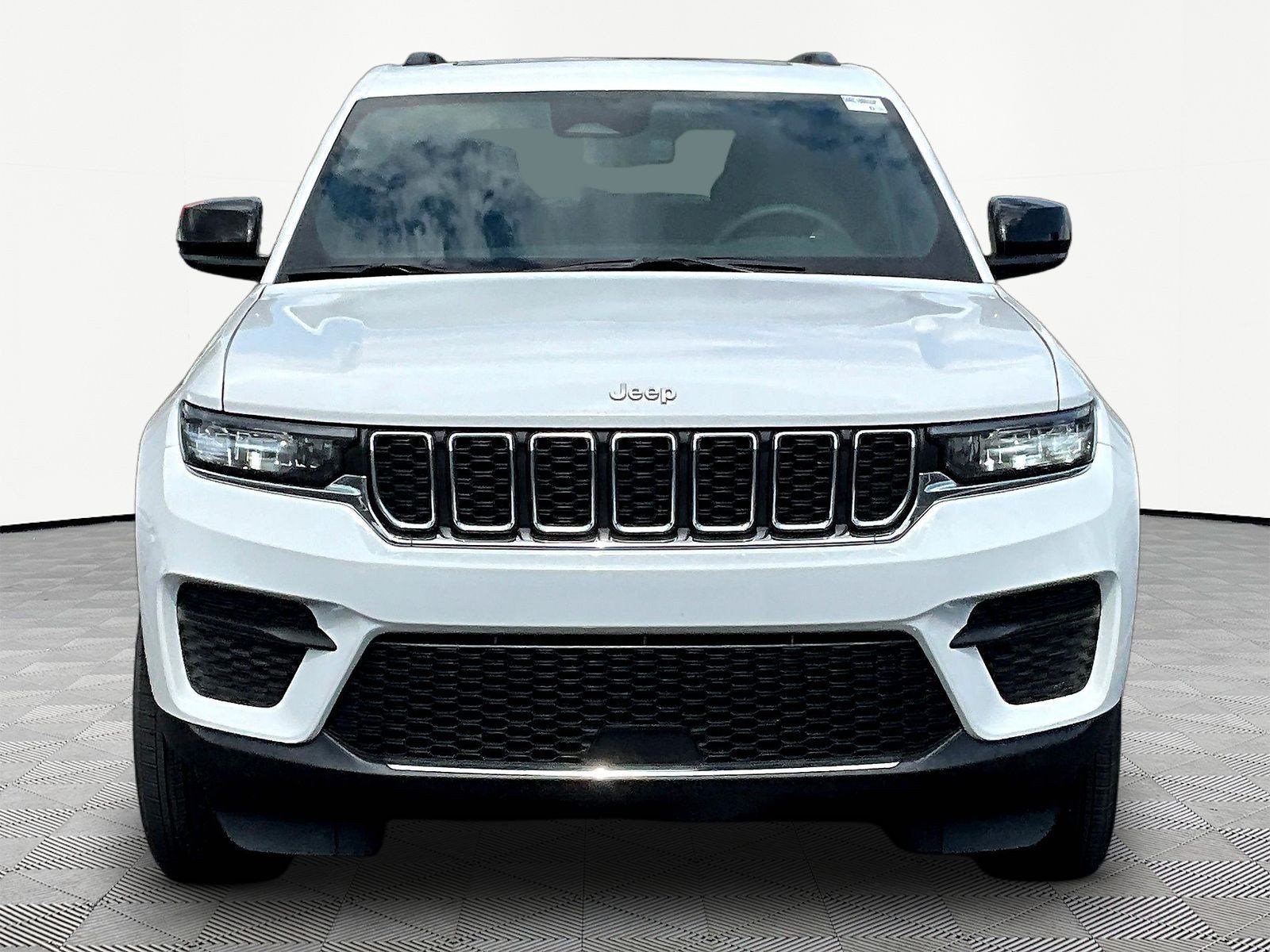 Used 2024 Jeep Grand Cherokee Laredo X w/ Luxury Tech Group I AWD/4WD image 2