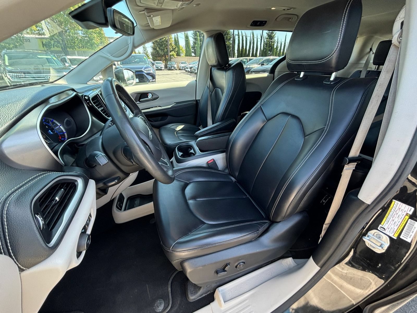 Used 2023 Chrysler Pacifica Touring-L FWD image 38