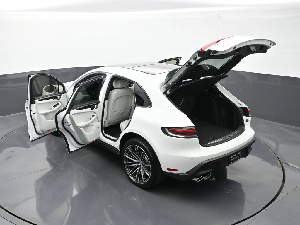 Certified 2025 Porsche Macan AWD/4WD image 32