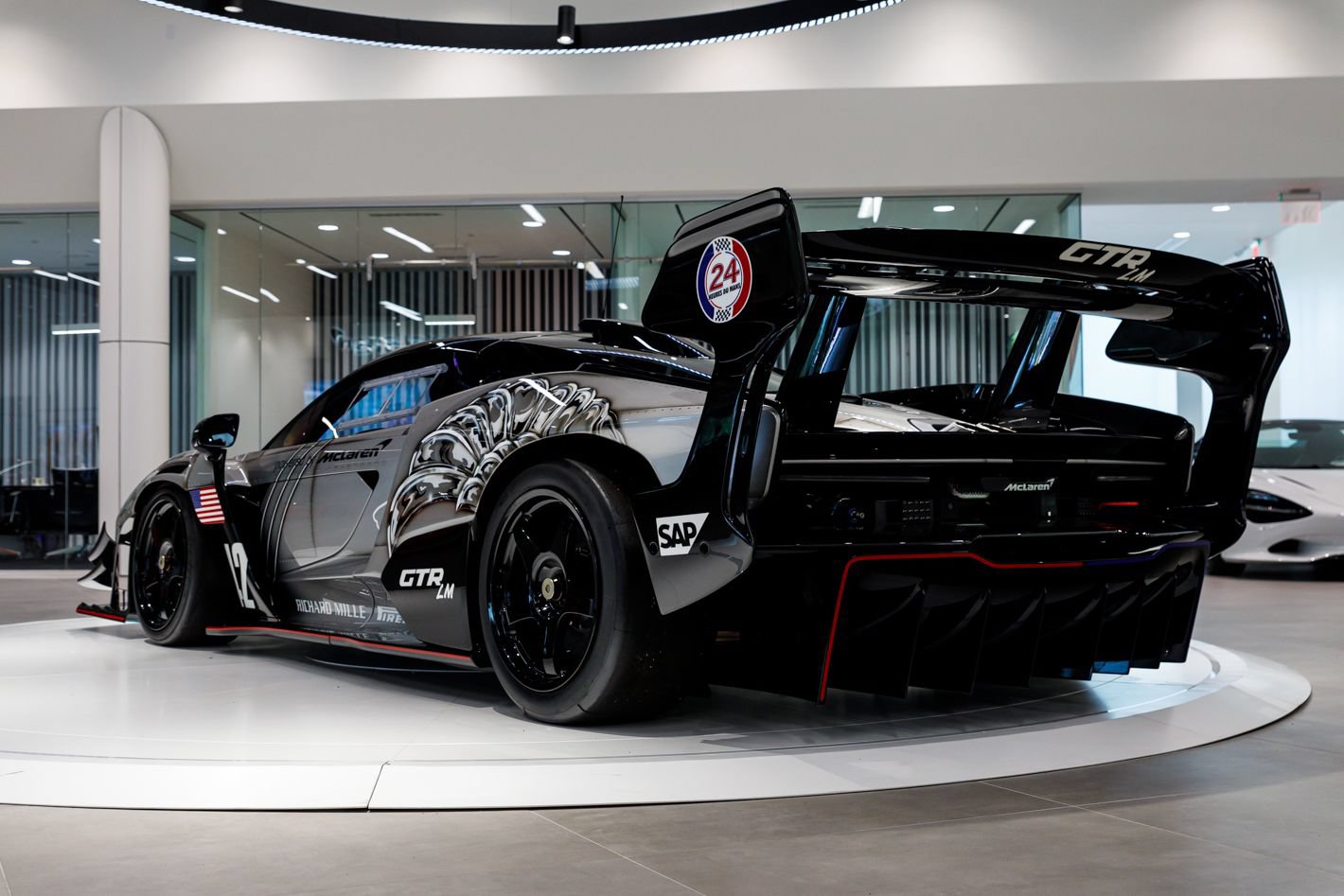 Used 2020 McLaren Senna RWD image 60