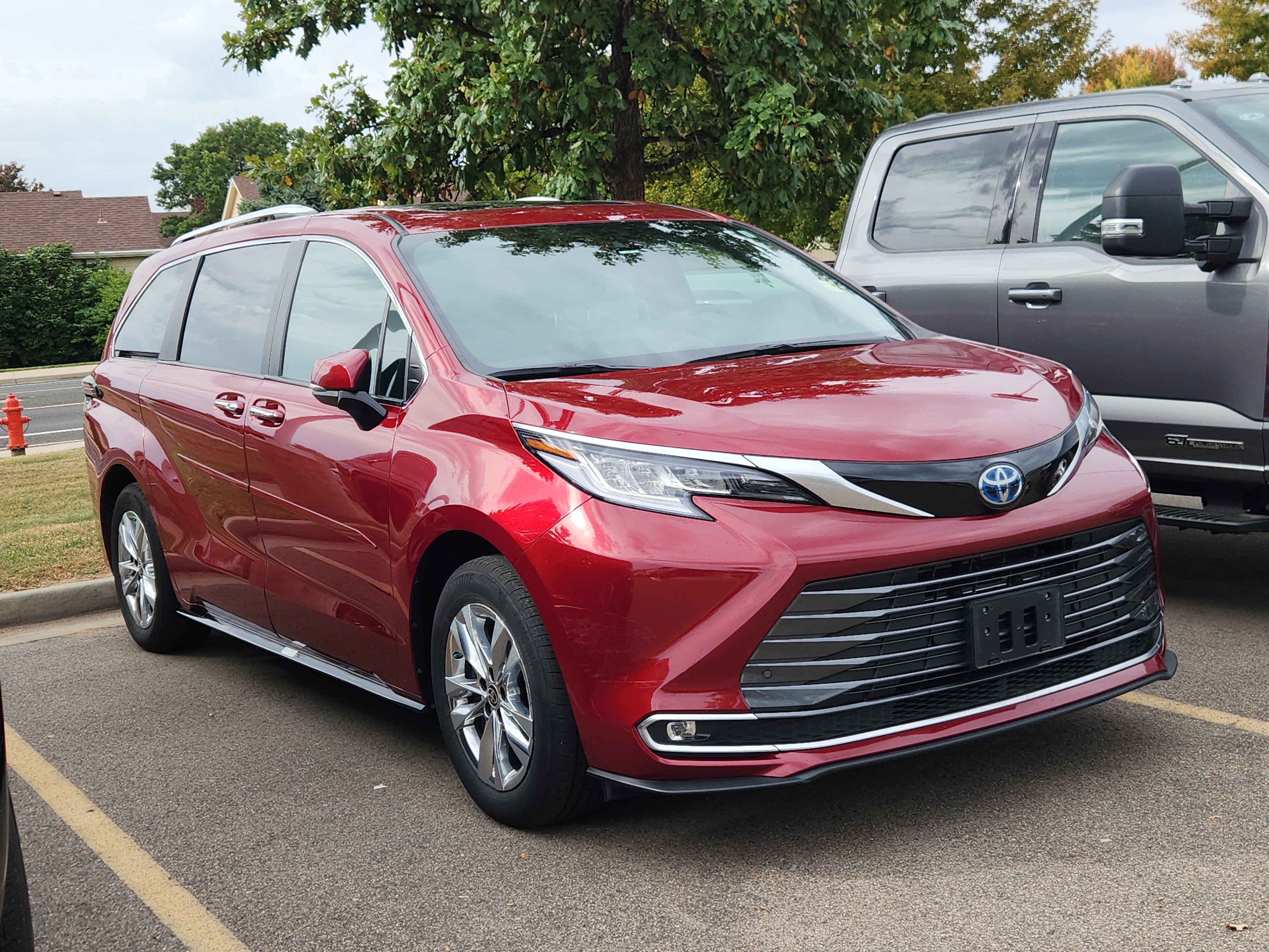 Used 2025 Toyota Sienna Limited AWD/4WD image 4