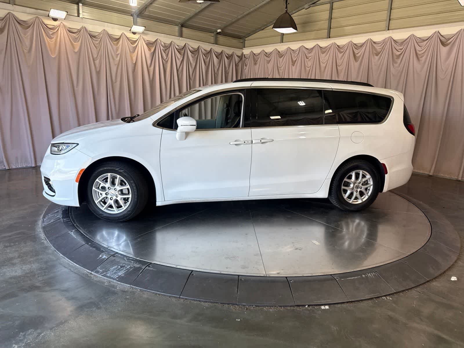 Used 2022 Chrysler Pacifica Touring-L FWD image 8