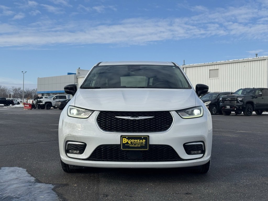 Used 2024 Chrysler Pacifica Touring-L image 2