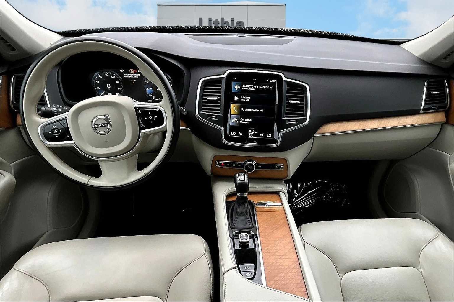 Used 2022 Volvo XC90 T6 Momentum w/ Climate Package image 10