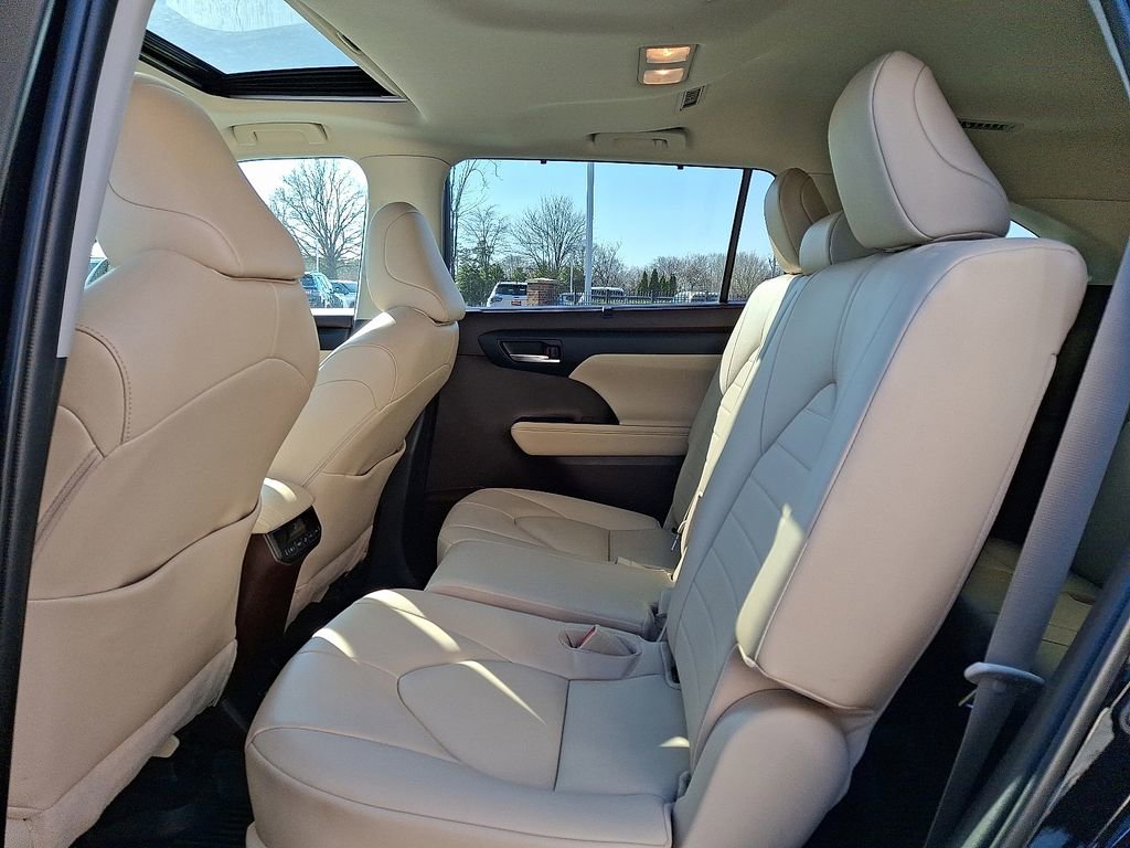 Used 2022 Toyota Highlander XLE image 10