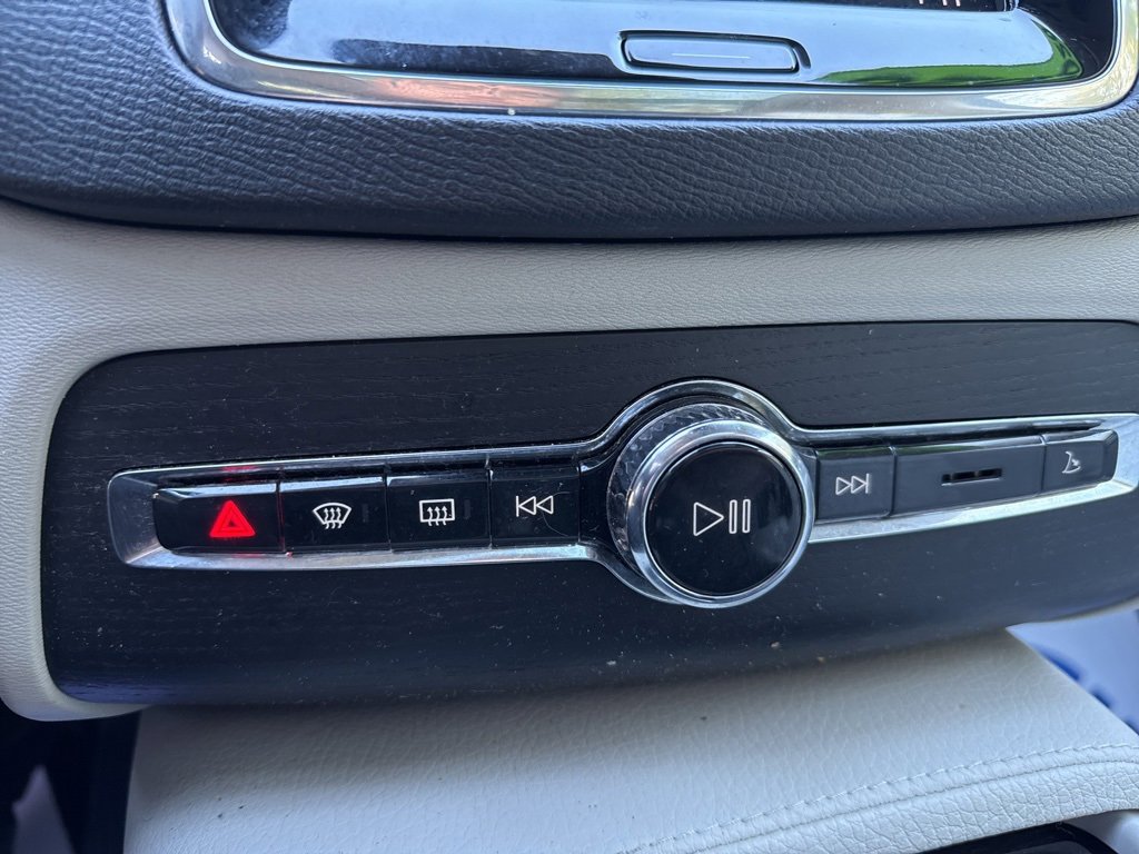 Used 2020 Volvo XC90 T5 Momentum w/ Protection Package image 32