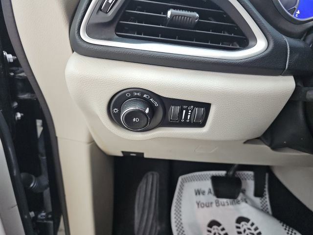 Used 2023 Chrysler Pacifica Touring-L FWD image 27