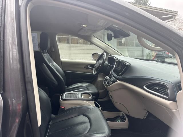 Used 2021 Chrysler Pacifica Touring-L image 41