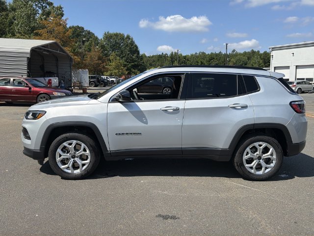 Used 2025 Jeep Compass Latitude AWD/4WD image 10