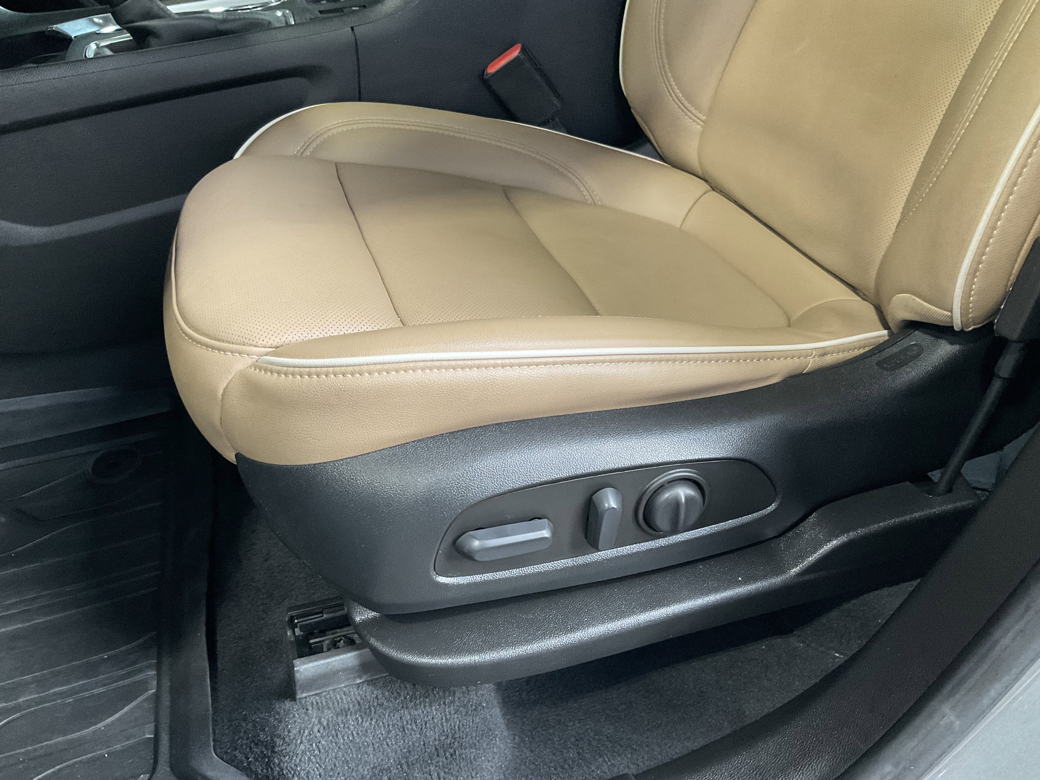 Used 2023 Chevrolet Traverse Premier image 33