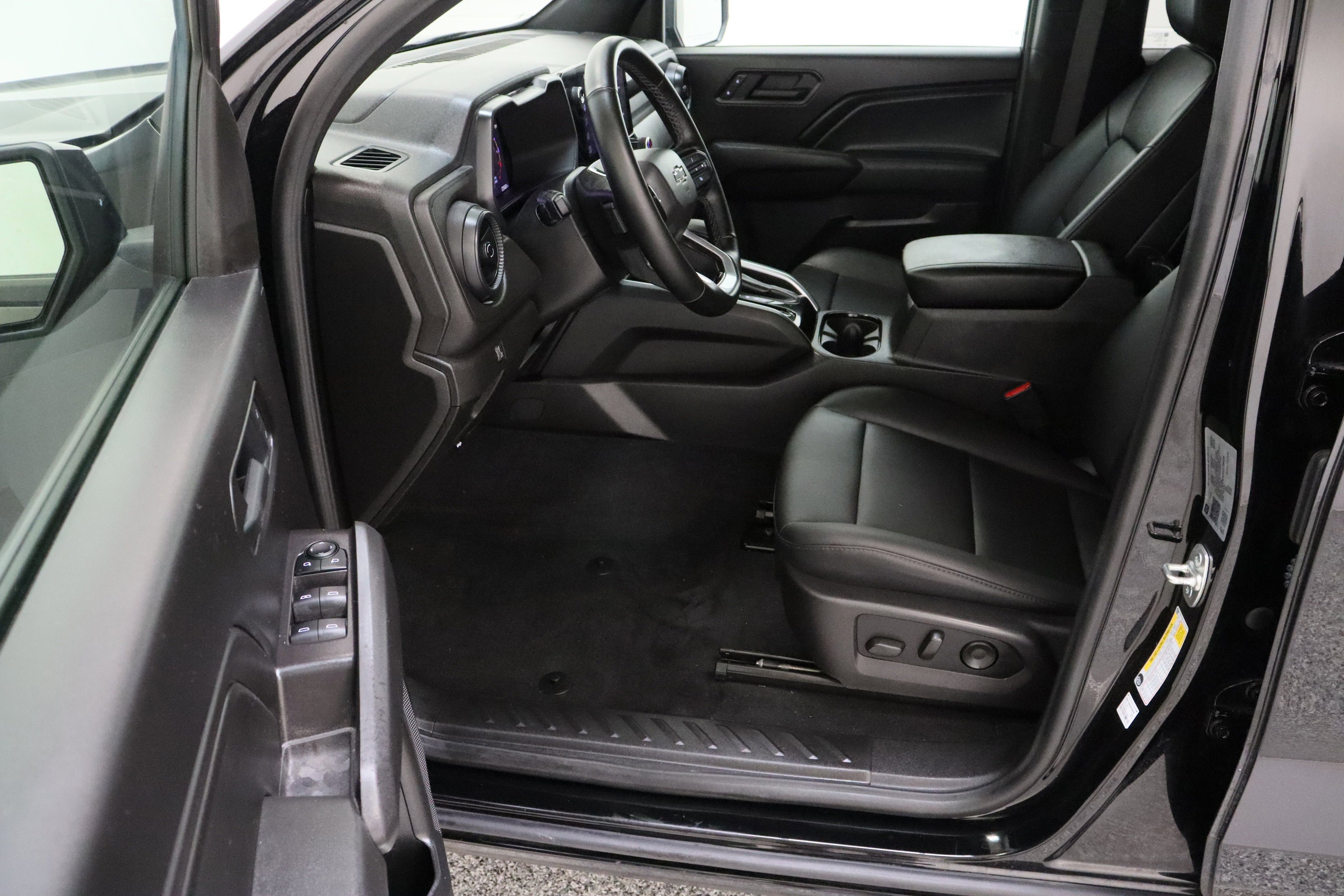 Used 2025 Chevrolet Colorado Trail Boss image 14