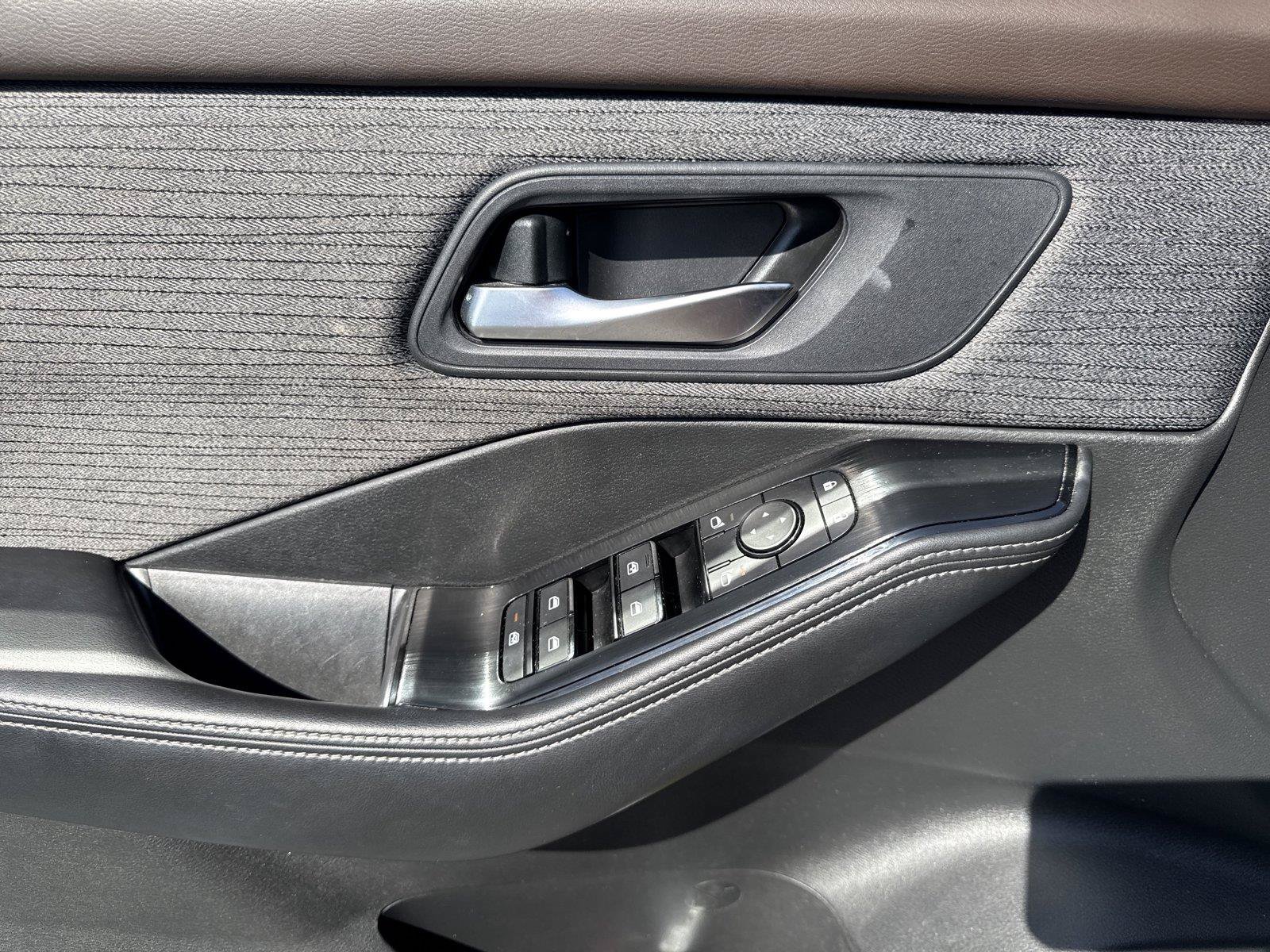 Used 2023 Nissan Rogue SV FWD image 12
