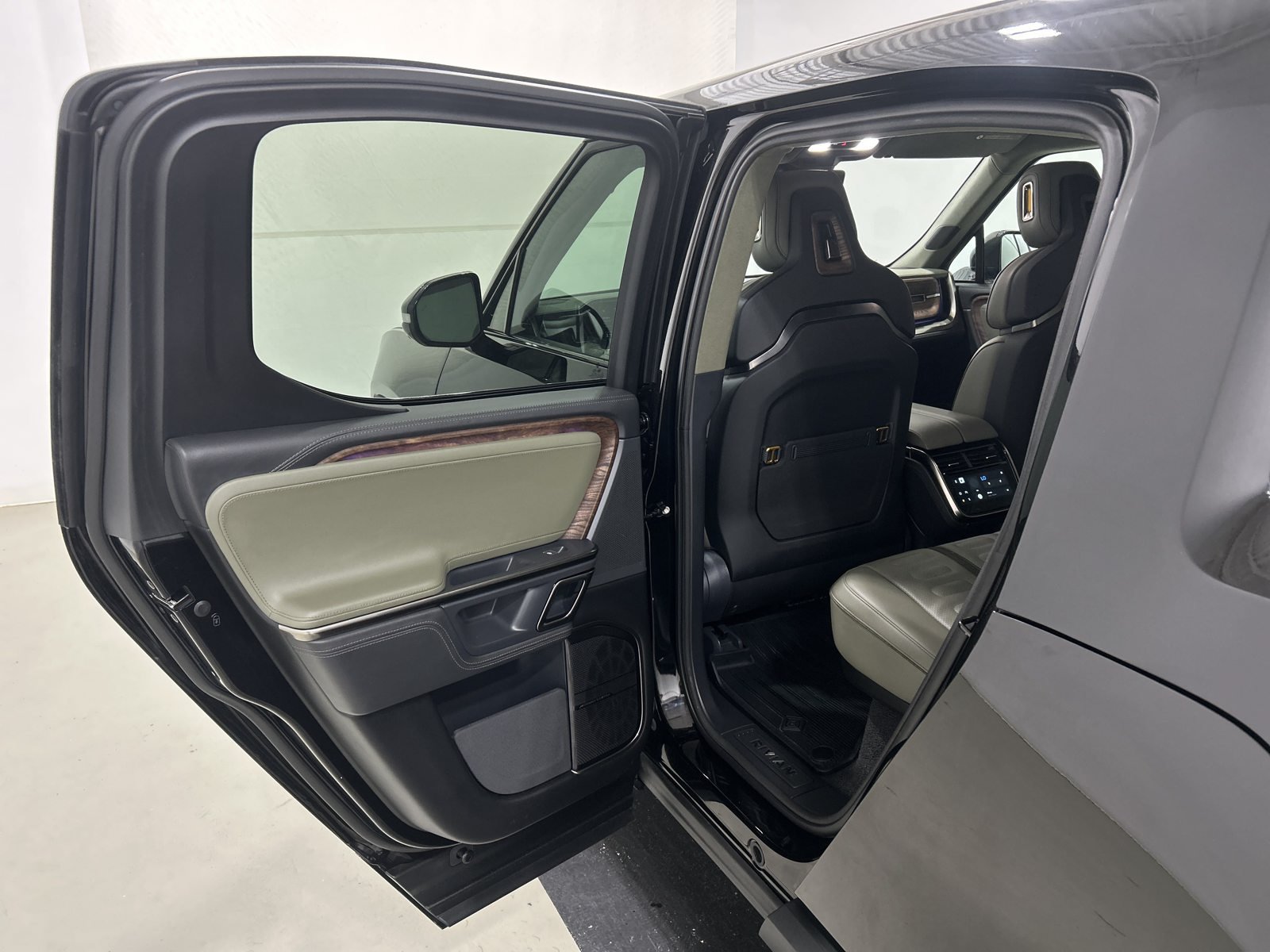 Used 2022 Rivian R1T Adventure AWD/4WD image 17