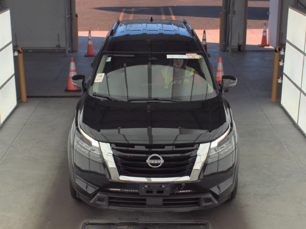 Used 2024 Nissan Pathfinder SV image 2