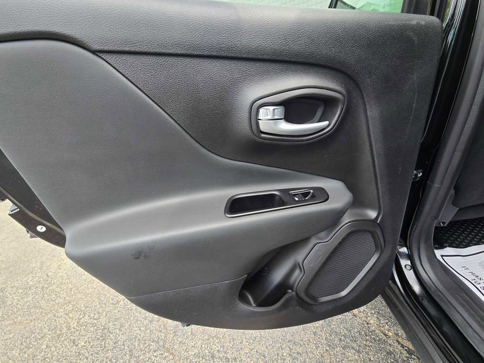 Used 2023 Jeep Renegade Latitude AWD/4WD image 12