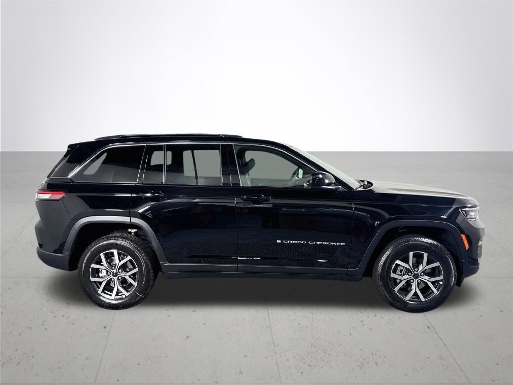 New 2027 Jeep Grand Cherokee Laredo X RWD image 5