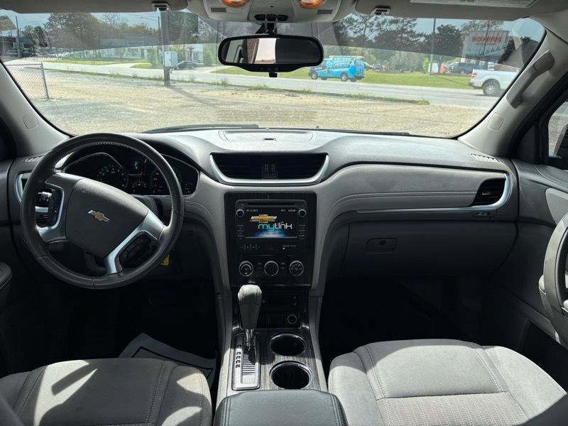 Used 2015 Chevrolet Traverse LT w/ Style and Technology Package FWD image 9