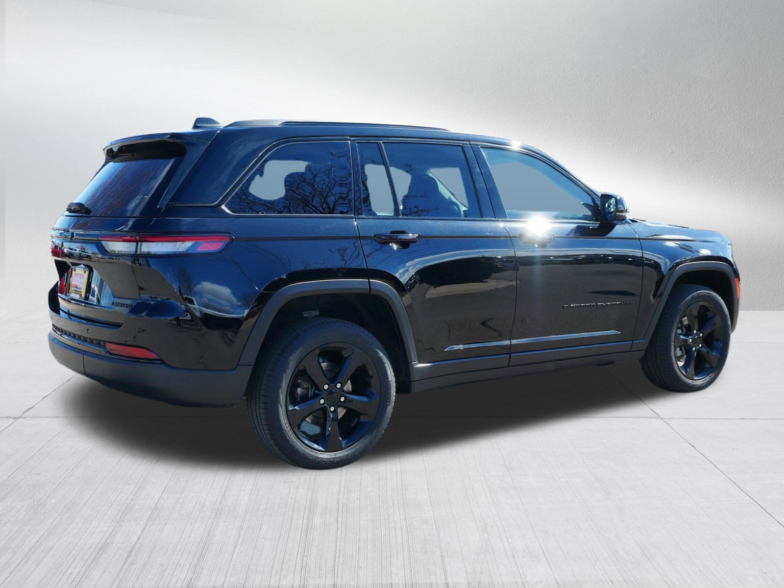 Used 2023 Jeep Grand Cherokee Limited w/ Black Appearance Package AWD/4WD image 7