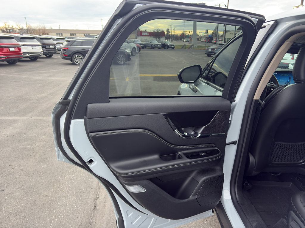 Used 2025 Lincoln Corsair Premiere image 13