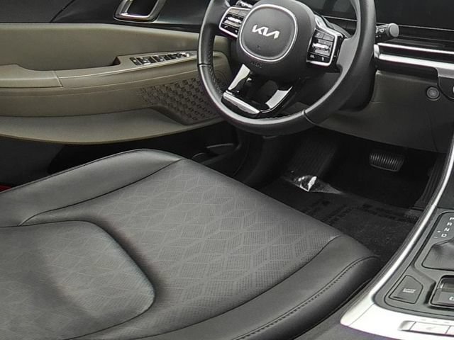 Used 2025 Kia Carnival FWD image 25