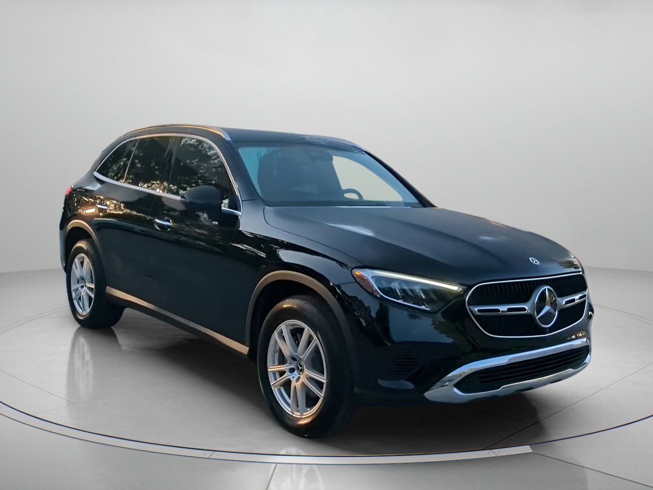Used 2025 Mercedes-Benz GLC 300 image 2