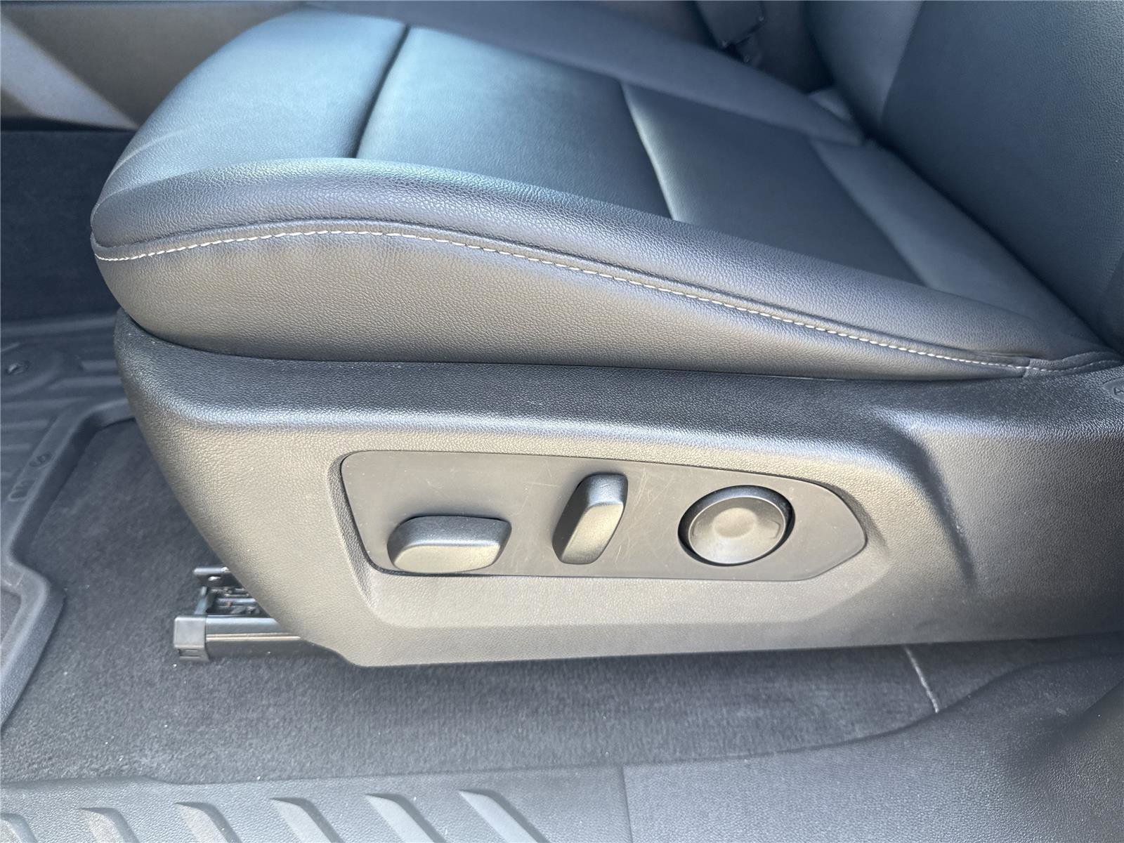 Used 2024 GMC Canyon Elevation w/ Elevation Premium Package RWD image 12