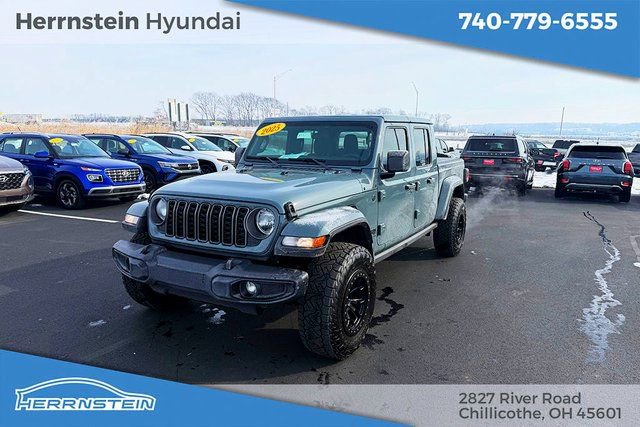 Used 2025 Jeep Gladiator Nighthawk image 3