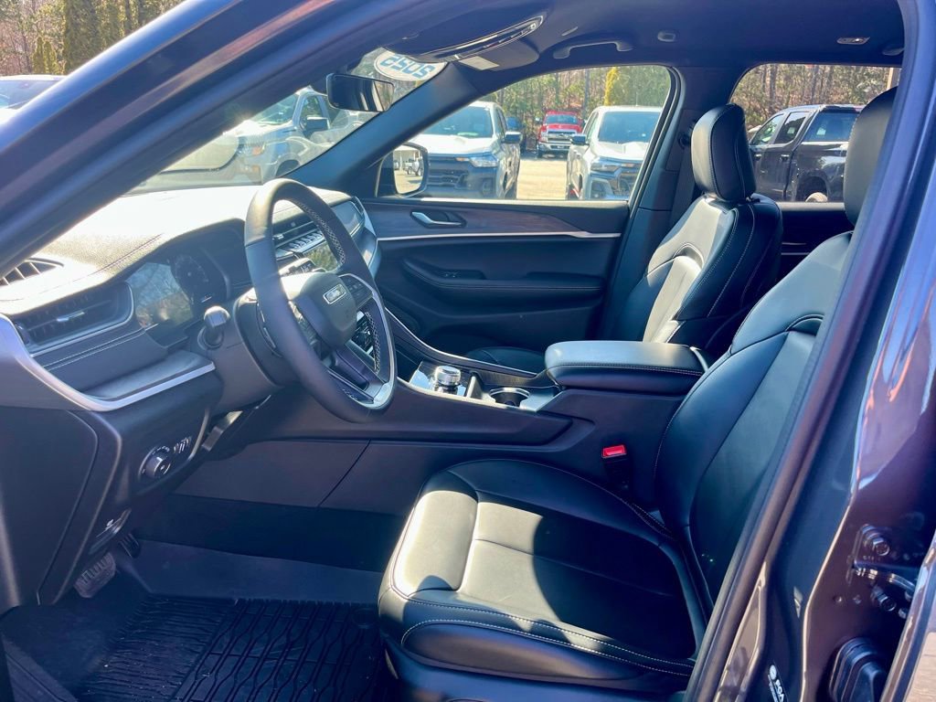 Used 2025 Jeep Grand Cherokee Limited w/ Black Appearance Package image 11