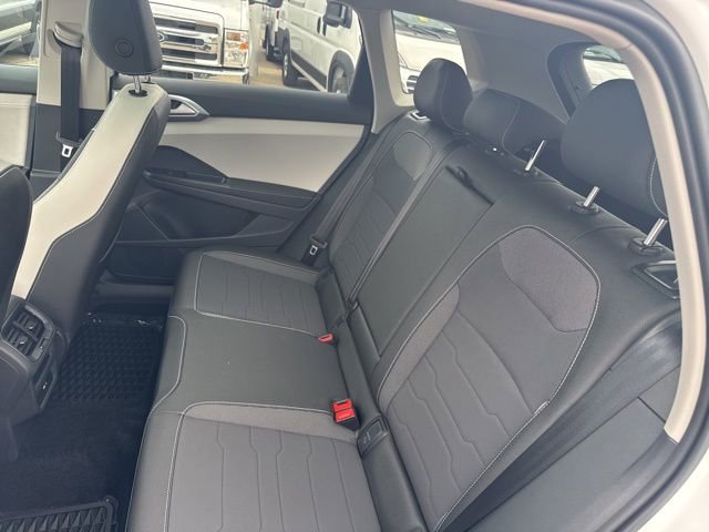 New 2025 Volkswagen Taos SE image 18