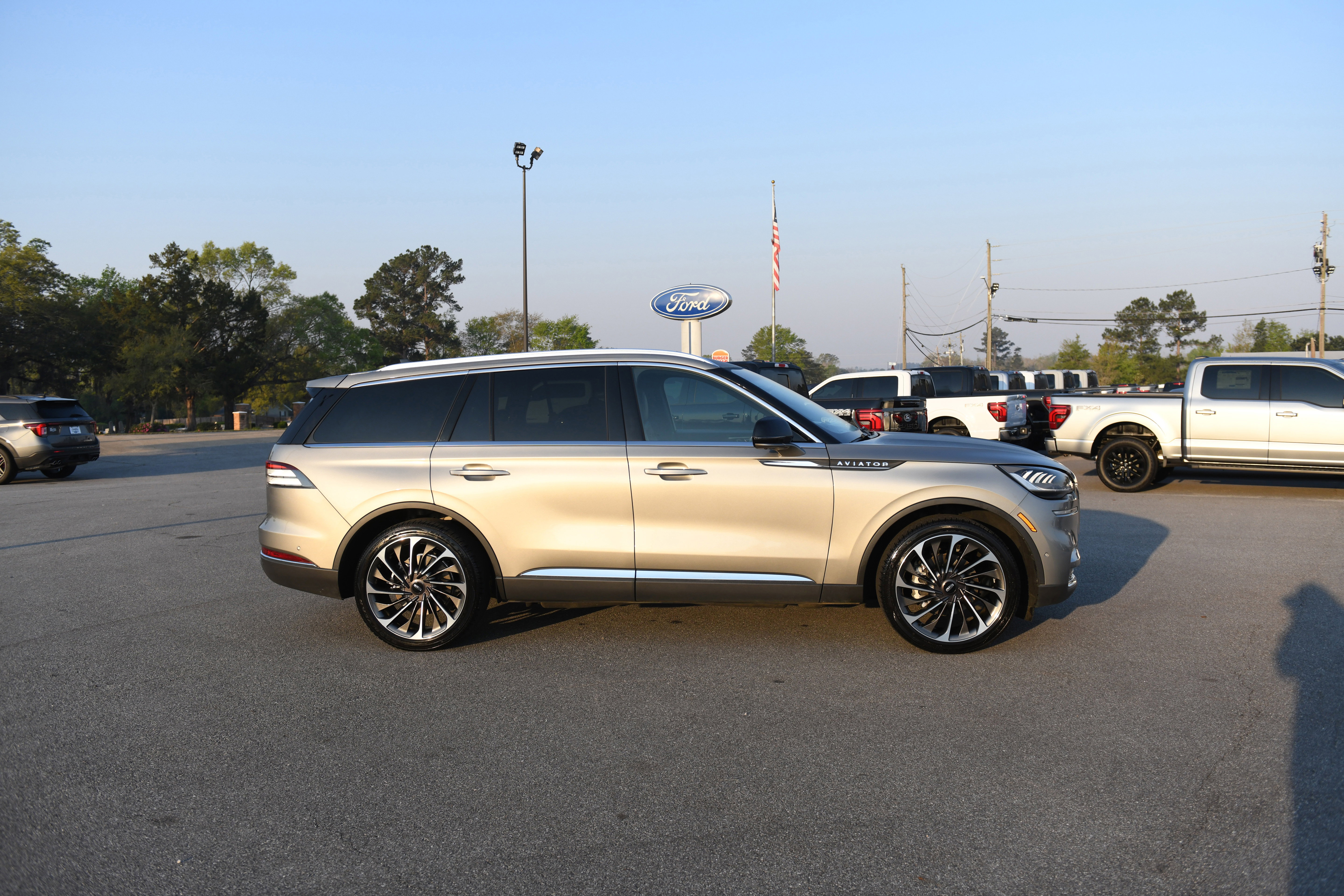 Used 2023 Lincoln Aviator Reserve w/ Equipment Group 201A image 2
