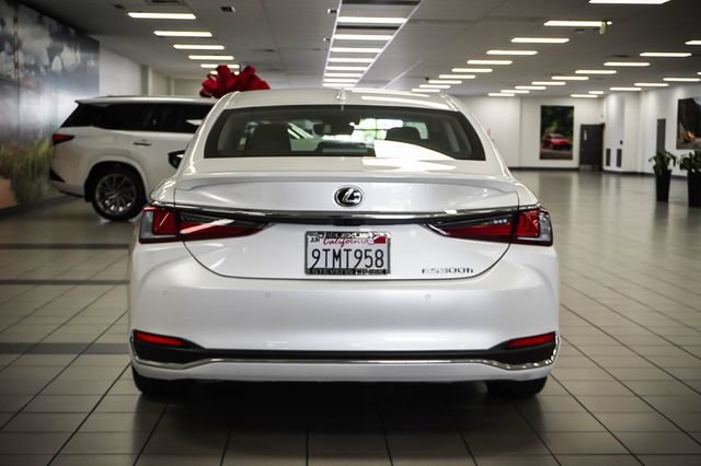Certified 2025 Lexus ES 300h w/ Premium Package image 6