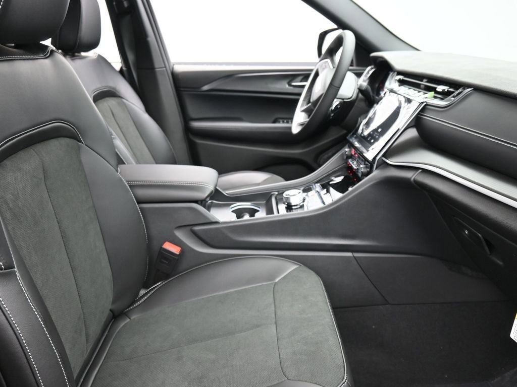 New 2025 Jeep Grand Cherokee Altitude image 20