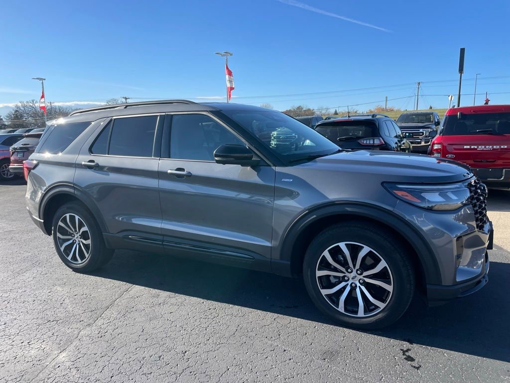 Used 2025 Ford Explorer ST-Line AWD/4WD image 2